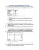 Un inspector de control de calidad selecciona una pieza para probarla