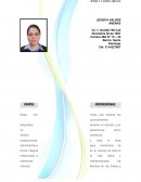 Mujer con modo que emplea los conocimientos adquiridos durante su estudio