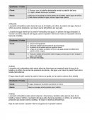 La presión atmosférica actúa hacia la boca de la botella y el orificio; la presión del agua hacia el orificio se suman presiones y es mayor que la atmosférica por eso sale.