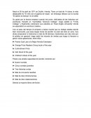 El niño con el pijama rayada.