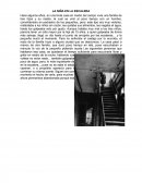 LA NIÑA EN LA ESCALERA