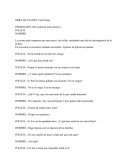 La escena está compuesta por una mesa y dos sillas, simulando una sala de interrogatorio de la policía.