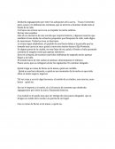 Desborda zigzagueante por entre los adoquines de la acera.