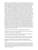 Se mueve de un lado a otro rodeándose a sí misma con sus brazos, cerca de su vientre.