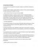 El comerciante se encontraba en el mercado, sentado en una alfombra, vendiendo su mercancía.