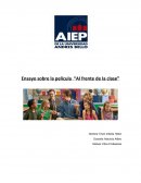 En frente de la clase.