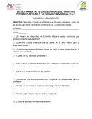 Escultura mexica de un hombre sosteniendo un fruto del árbol del cacao.