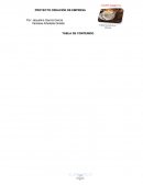 La tasa se café sobre el plato con unos granos de café es para disfrutar de un aroma excelente y la decoración del charol es acorde a los productos que se ofrecen en el lugar.