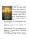 La novela trata sobre un personaje (Meursault) que vive de una manera tan aburrida y desapasionada que prácticamente da a entender que no tiene sentimientos ni emociones o el mas mínimo interés por alguien.