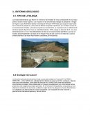 La dirección estructural dominante en toda la zona