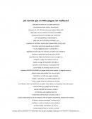 Niño que juega co muñecas