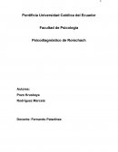 En la puntita del medio, porque la forma es idéntica y tiene los ojos más oscuros. El tono de su piel es claro y escamoso mientras que los ojos son negros.