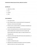 Proceso de hechar agua en una jarra de plastico